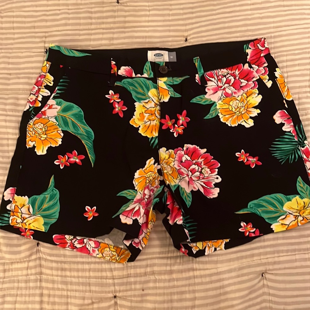 Old Navy floral shorts. Size 10 excellent condition (never worn)